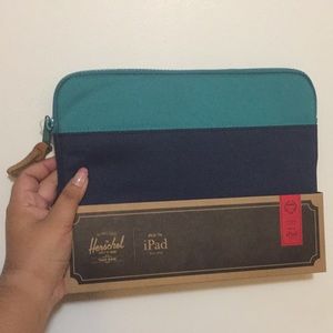 Brand new Herschel Anchor Sleeve for iPad 💙